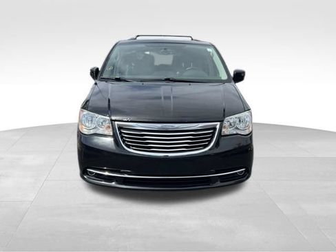 Used 2016 Chrysler Town & Country Touring FWD image 2