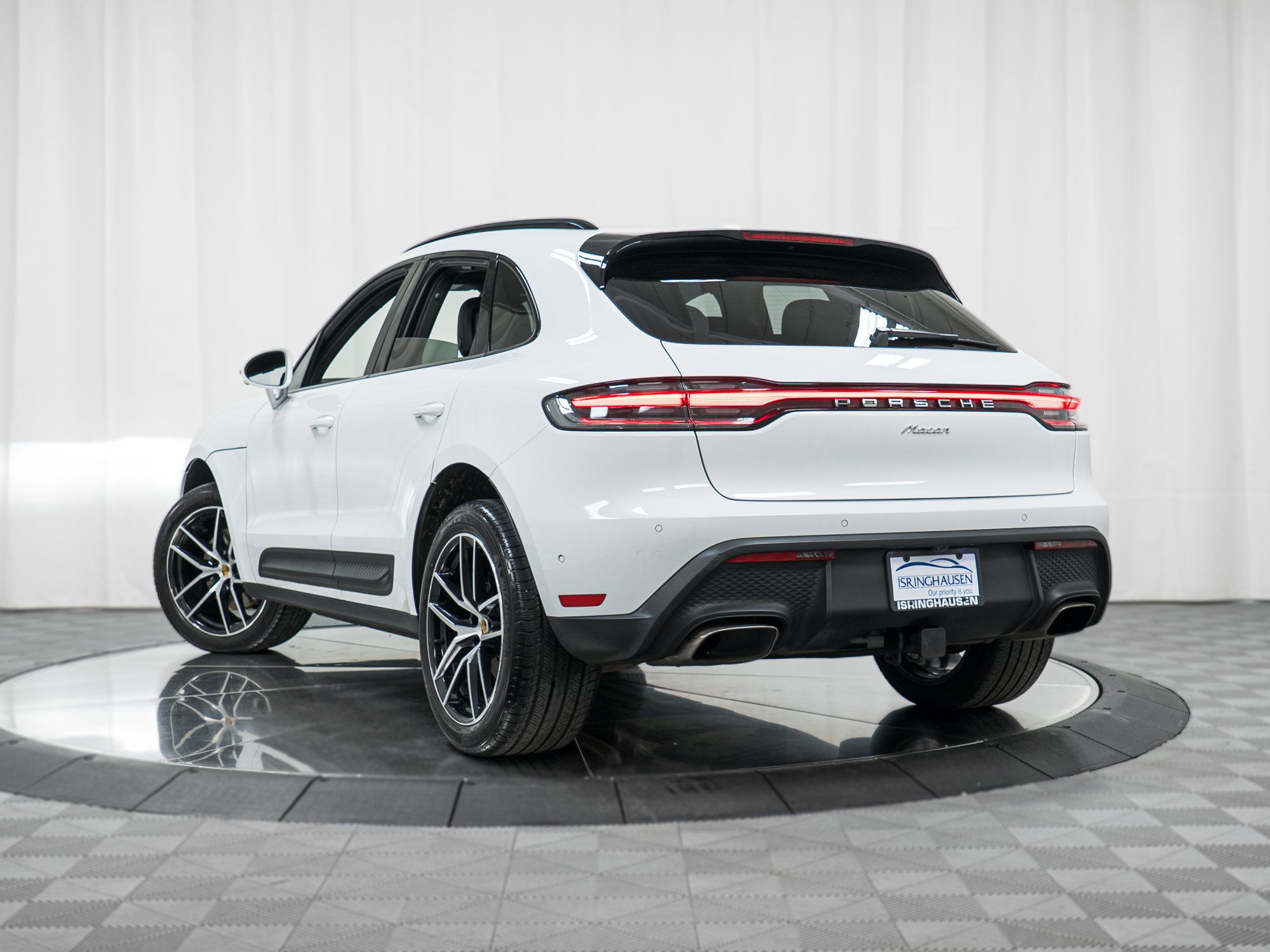 Certified 2023 Porsche Macan AWD/4WD image 34