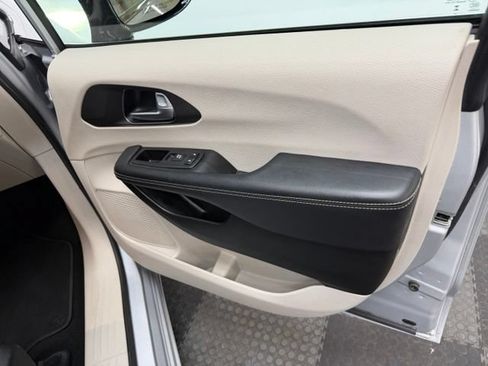 Used 2024 Chrysler Pacifica Touring-L FWD image 32