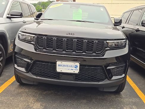Certified 2025 Jeep Grand Cherokee Altitude AWD/4WD image 15