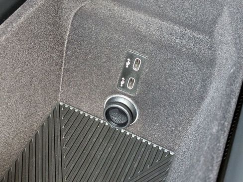 Used 2024 BMW 740i xDrive image 28