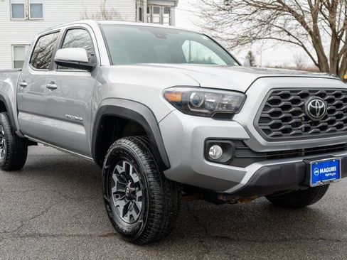 Used 2022 Toyota Tacoma TRD Off-Road w/ Technology Package AWD/4WD image 4