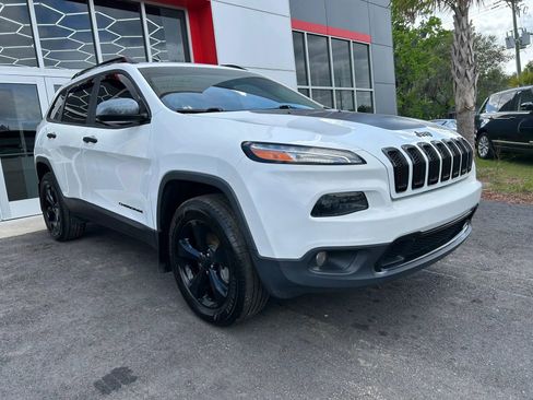 Used 2017 Jeep Cherokee Sport FWD image 3