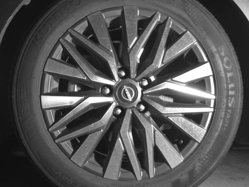 Used 2025 Nissan Altima 2.5 SV FWD image 12