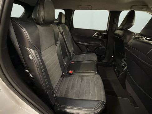 Used 2025 Mitsubishi Outlander AWD image 14