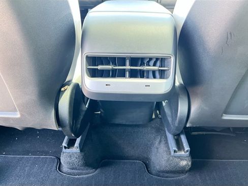 Used 2024 Tesla Model Y Long Range AWD/4WD image 25