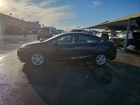 Used 2017 Chevrolet Cruze LT w/ Convenience Package image 2