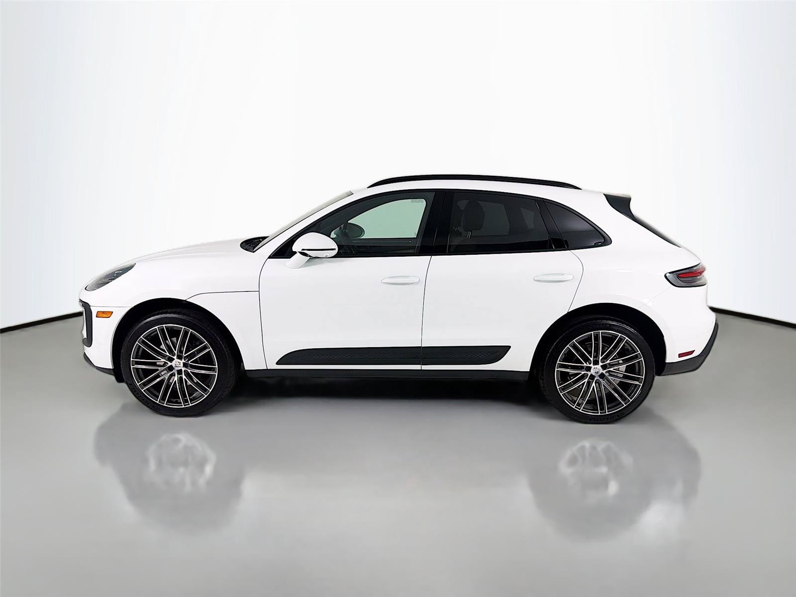 Certified 2026 Porsche Macan AWD/4WD image 2