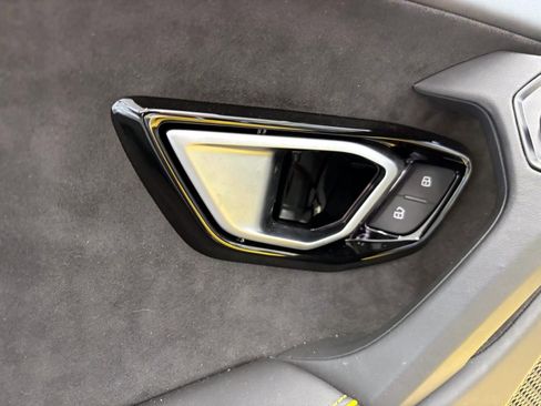 Used 2024 Lamborghini Huracan EVO image 28