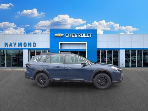 Used 2025 Subaru Outback AWD/4WD image 2