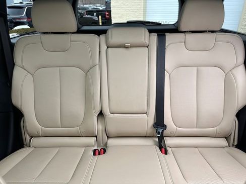 Used 2025 Jeep Grand Cherokee Limited w/ Luxury Tech Group II image 38