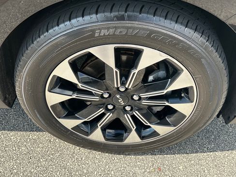 Used 2024 Kia Carnival EX FWD image 17