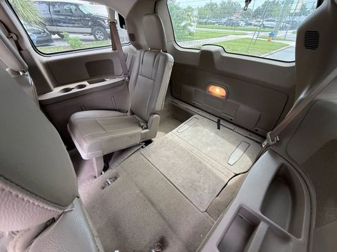 Used 2013 Chrysler Town & Country Touring FWD image 9