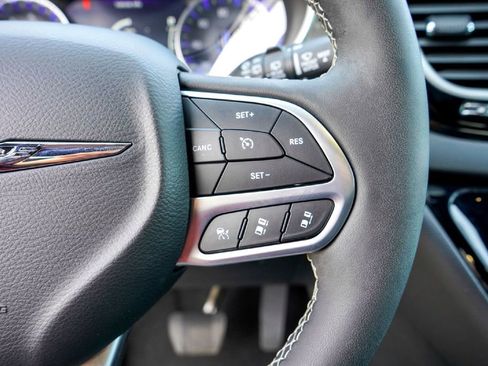 Used 2025 Chrysler Pacifica Select image 13