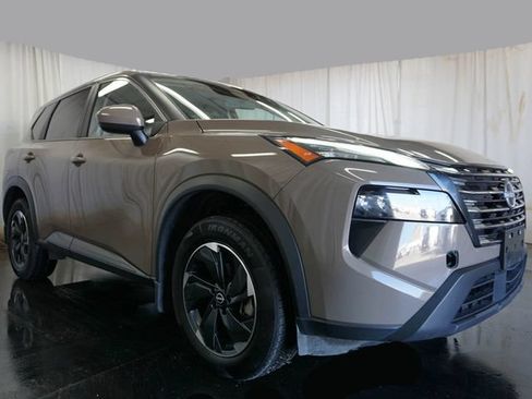 Used 2025 Nissan Rogue SV FWD image 2