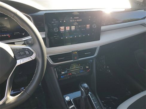 Certified 2025 Volkswagen Taos SE image 22