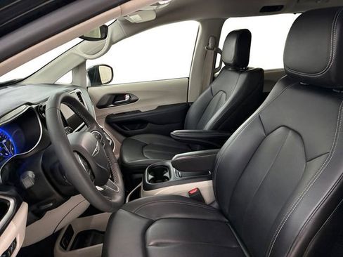 Used 2023 Chrysler Pacifica Touring-L image 12