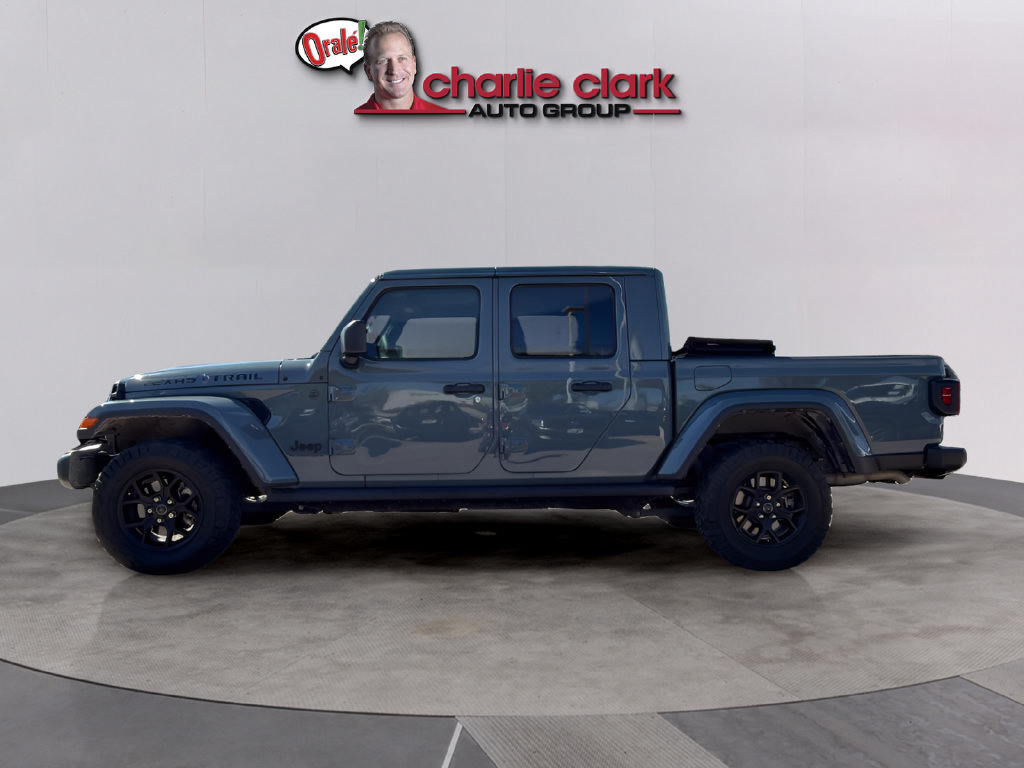 Used 2024 Jeep Gladiator Sport AWD/4WD image 2
