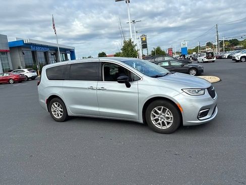 Used 2024 Chrysler Pacifica Touring-L FWD image 4