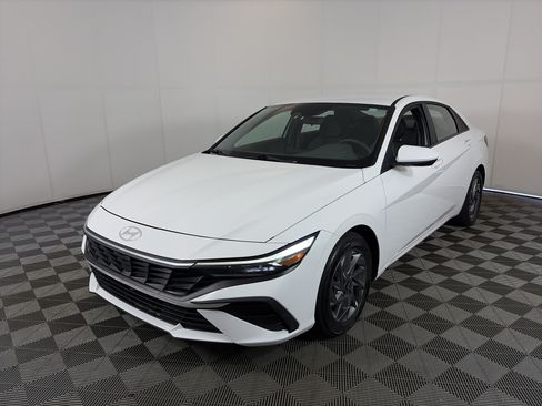 Used 2024 Hyundai Elantra Blue FWD image 2