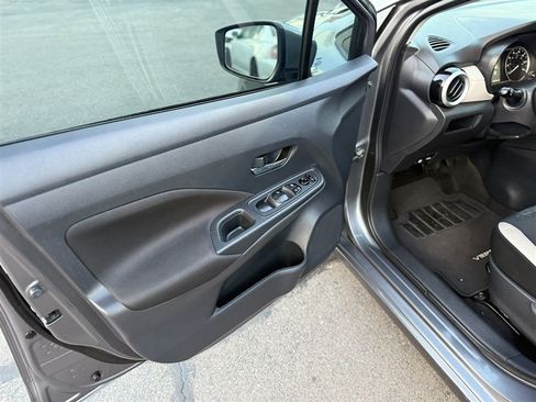 Used 2021 Nissan Versa SV image 9