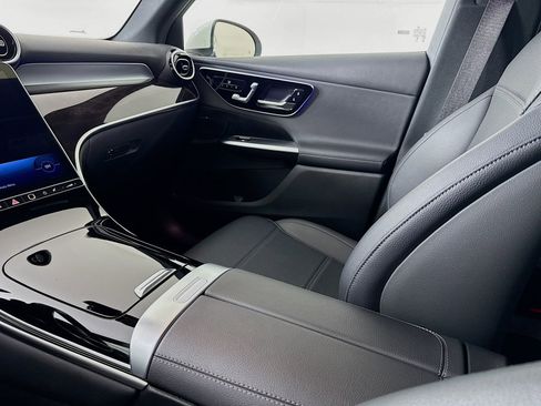 Used 2025 Mercedes-Benz GLC 300 image 23