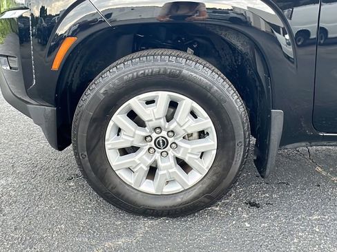 Used 2022 Nissan Frontier SV w/ Graphics Package image 9