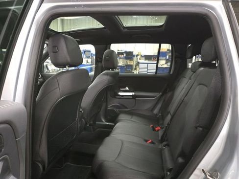 Used 2025 Mercedes-Benz GLB 250 4MATIC image 5