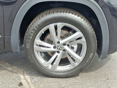 Certified 2024 Volkswagen Atlas Cross Sport SEL R-Line AWD/4WD image 8