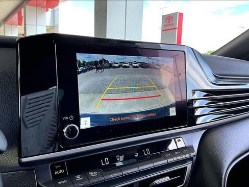 Used 2025 Toyota Camry SE FWD image 13