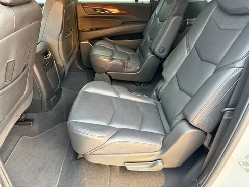 Used 2018 Cadillac Escalade ESV Luxury AWD/4WD image 4