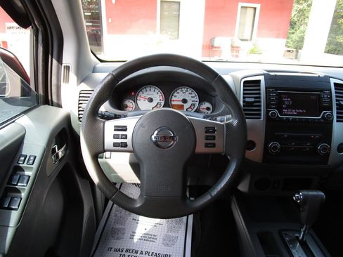 Used 2018 Nissan Frontier SV image 11