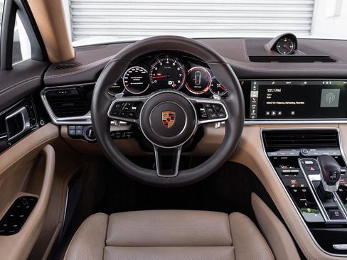 Used 2018 Porsche Panamera 4S image 2