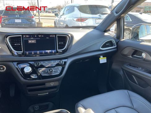New 2026 Chrysler Pacifica Select FWD image 15