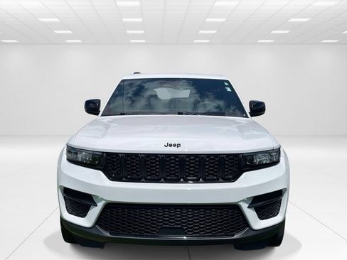 Used 2023 Jeep Grand Cherokee Altitude AWD/4WD image 2