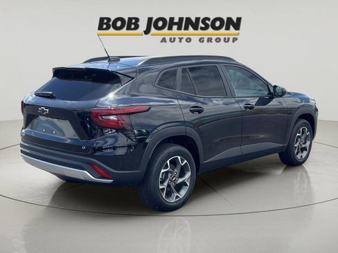 New 2026 Chevrolet Trax LT w/ LT Convenience Package FWD image 3