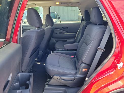 Certified 2024 Nissan Pathfinder SV w/ SV Premium Package FWD image 15