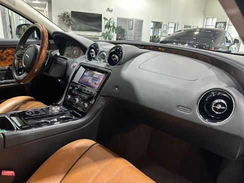 Used 2016 Jaguar XJ R-Sport RWD image 58