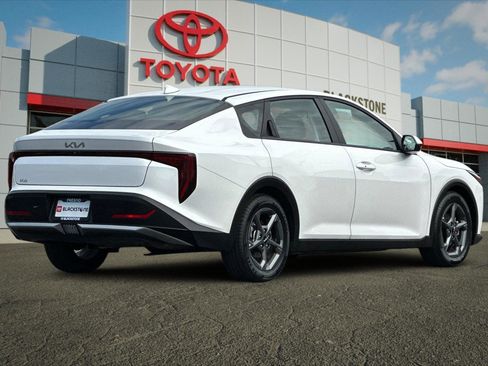 Used 2025 Kia K4 FWD image 3