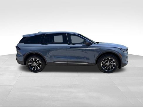 Used 2025 Lincoln Nautilus Premier AWD/4WD image 8