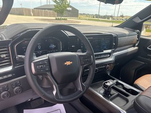 Used 2025 Chevrolet Silverado 1500 High Country w/ Technology Package AWD/4WD image 3
