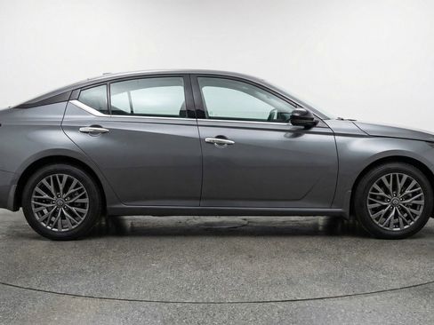 Used 2025 Nissan Altima 2.5 SV FWD image 11