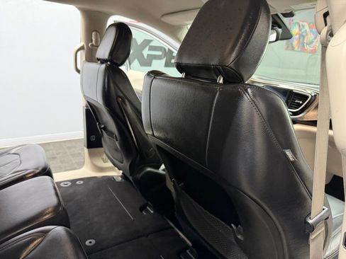 Used 2017 Chrysler Pacifica Touring-L w/ Tire & Wheel Group FWD image 44
