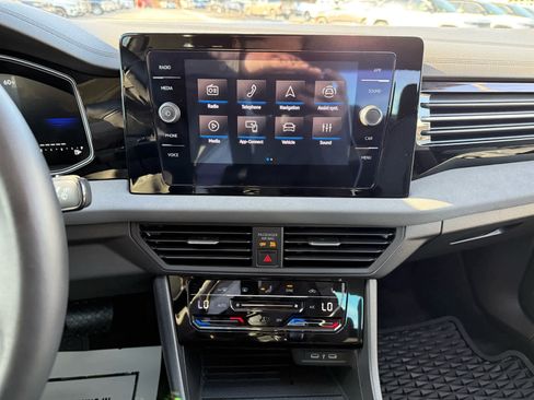 Used 2025 Volkswagen Jetta SE image 19