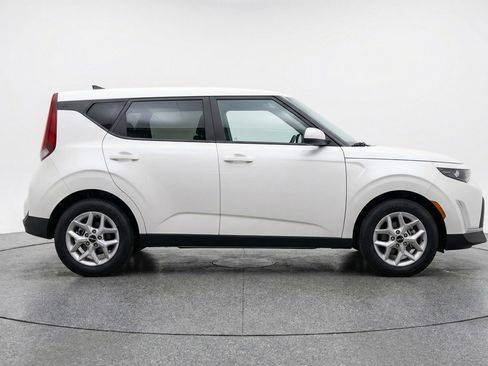 Used 2025 Kia Soul LX w/ LX Technology Package image 11