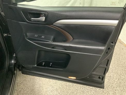 Used 2017 Toyota Highlander XLE image 25