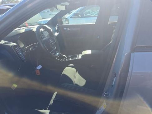 Used 2025 Volvo XC40 B5 Plus image 5