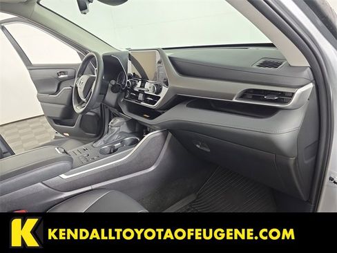 Used 2025 Toyota Highlander XLE image 21