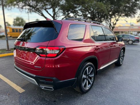 Used 2025 Honda Pilot Touring image 3
