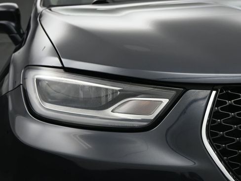 Used 2021 Chrysler Pacifica Touring-L image 10